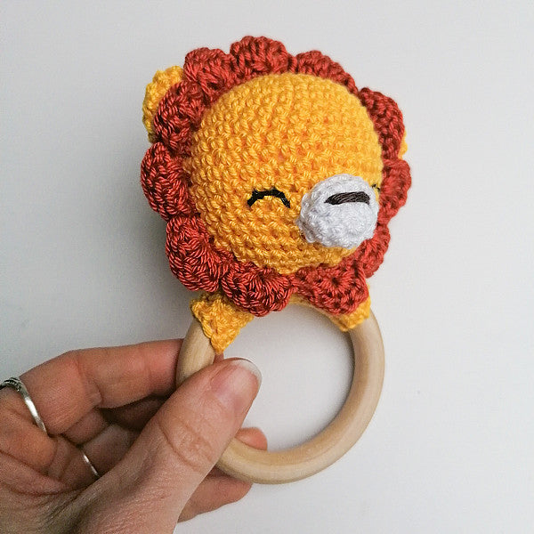 Kit hochet au crochet  Archibalde le lion (prix pour le set)